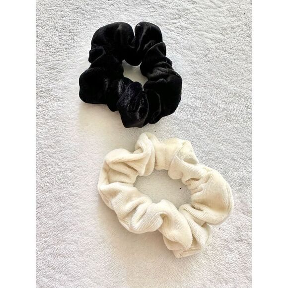 Black-and-white velvet scrunchies Set of two - Picture 1 of 2